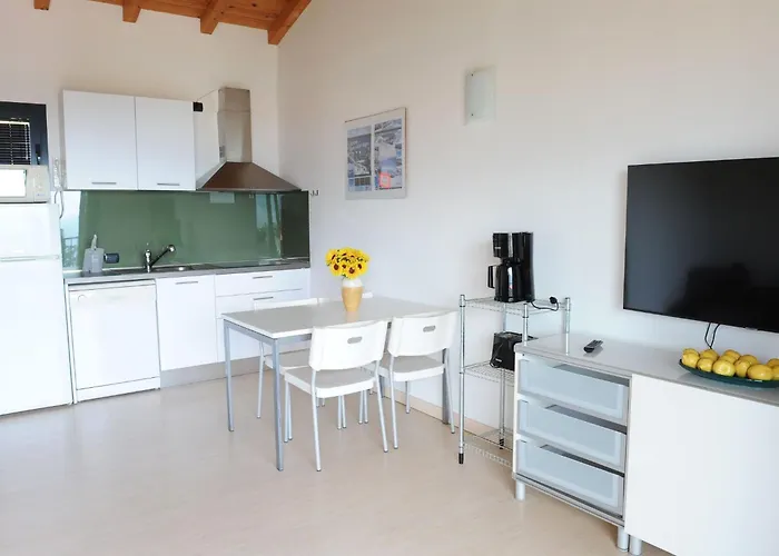 Appartement Zwei-zimmer-wohnung Mit Seeblick By Interhome
