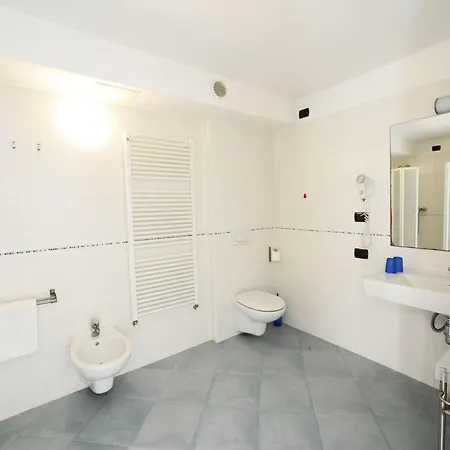 Zwei-zimmer-wohnung Mit Seeblick By Interhome